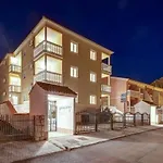 Spacious In With Swimming Pool * Dramalj