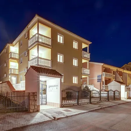 Spacious In With Swimming Pool