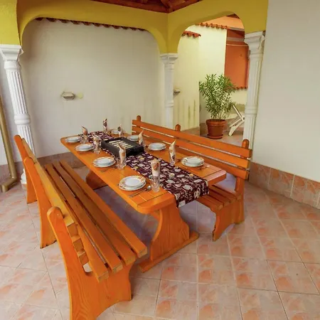 Spacious In With Swimming Pool Apartmán *