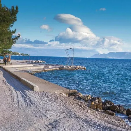 アパート Spacious In With Swimming Pool ドラマリ