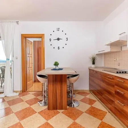 Apartmán Spacious In With Swimming Pool Dramalj