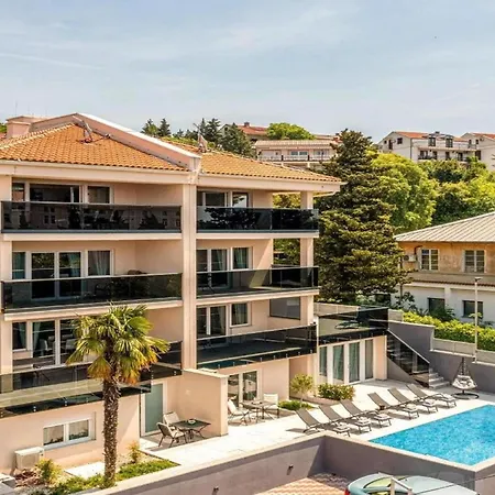 Spacious In With Swimming Pool