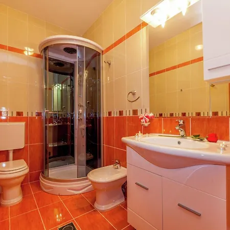 Spacious In With Swimming Pool