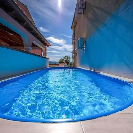 Spacious In With Swimming Pool