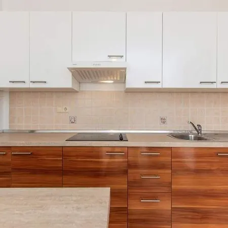 アパート Spacious In With Swimming Pool *