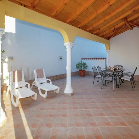 Spacious In With Swimming Pool Apartmán
