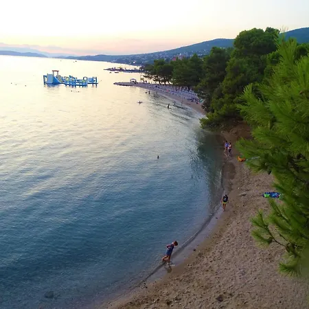 Spacious In With Swimming Pool ドラマリ