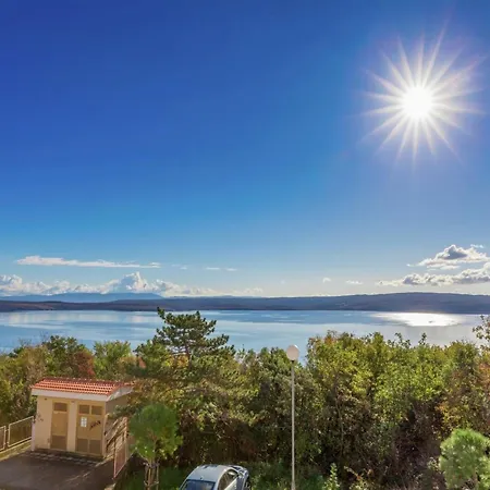 アパート Spacious In With Swimming Pool ドラマリ