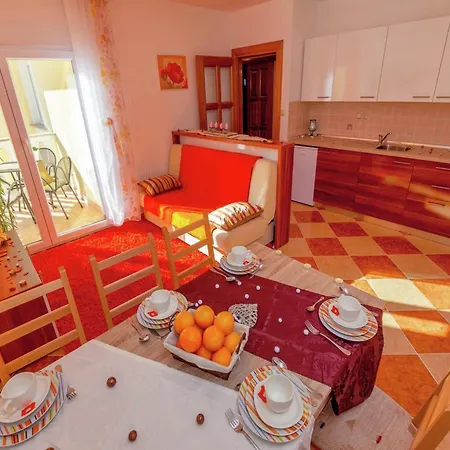 Spacious In With Swimming Pool Apartmán *