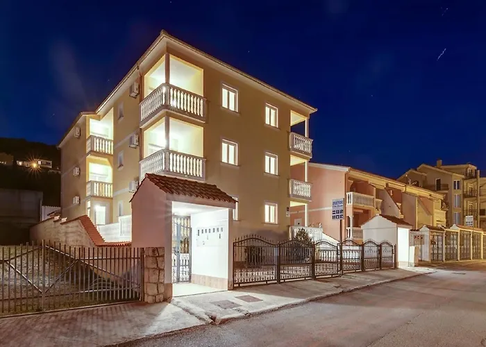 Spacious In With Swimming Pool