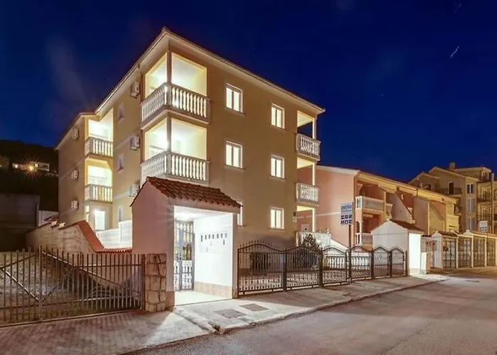 Spacious In With Swimming Pool * Dramalj