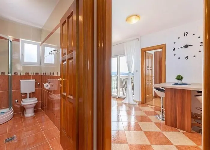 Spacious In With Swimming Pool Daire Dramalj
