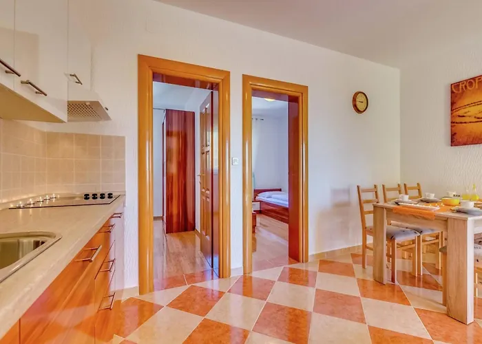 Spacious In With Swimming Pool Daire Dramalj