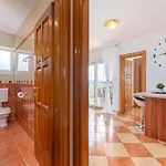 Spacious In With Swimming Pool דירה דראמליי