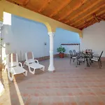 Spacious In With Swimming Pool דירה