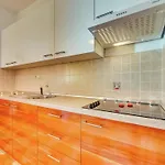 Spacious In With Swimming Pool דירה *