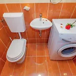 Spacious In With Swimming Pool דירה