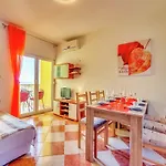 Spacious In With Swimming Pool דראמליי