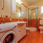 Spacious In With Swimming Pool דירה