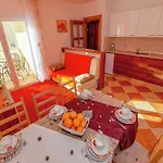 Spacious In With Swimming Pool דירה *