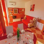 Spacious In With Swimming Pool דירה
