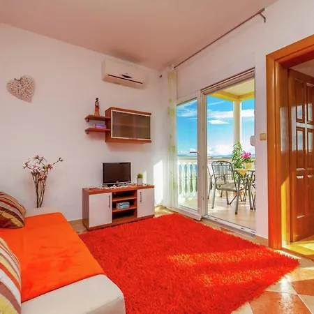 Spacious Apartment In Dramalj With Swimming Pool *