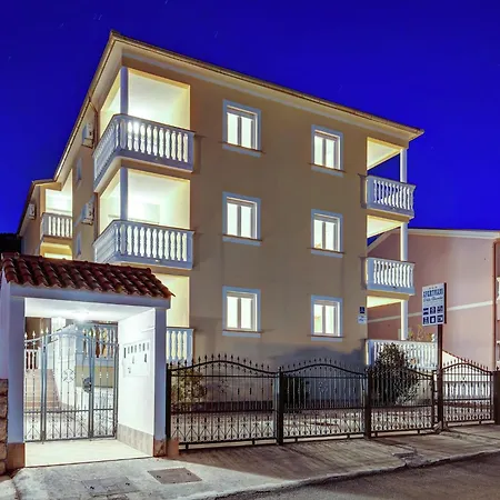 Spacious Apartment In Dramalj With Swimming Pool