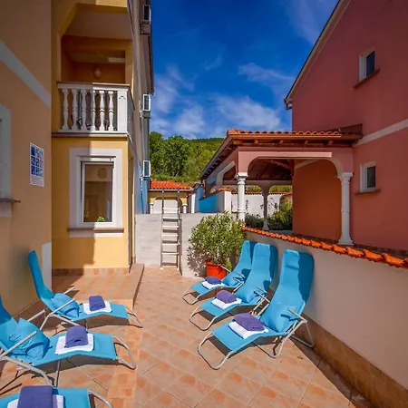 Spacious Apartment In Dramalj With Swimming Pool *