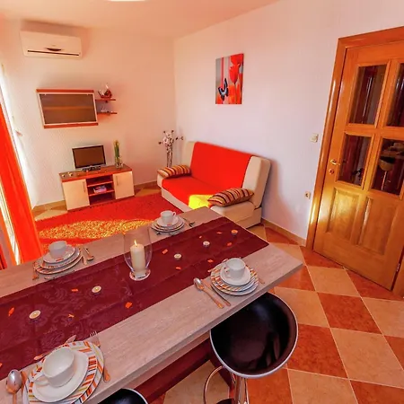 Spacious In With Swimming Pool *