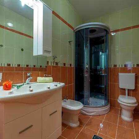 Spacious In With Swimming Pool 德拉马利