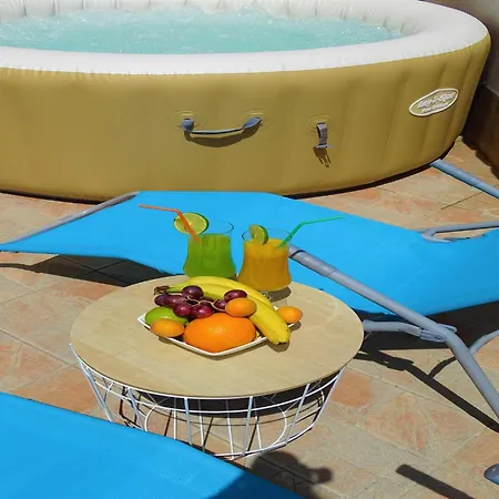 Spacious In With Swimming Pool * דראמליי