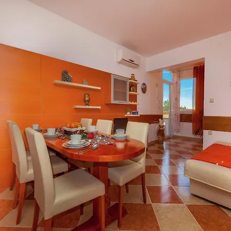 Spacious In With Swimming Pool דראמליי