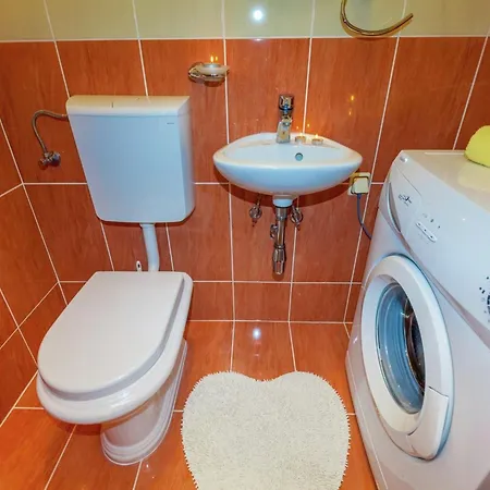 Spacious In With Swimming Pool דירה דראמליי