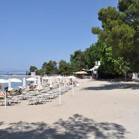 Spacious In With Swimming Pool Apartmán