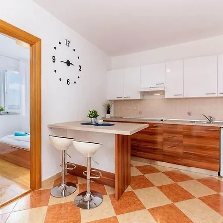 דירה Spacious In With Swimming Pool