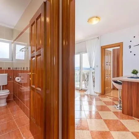 Spacious In With Swimming Pool דירה דראמליי
