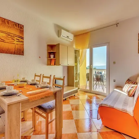 Spacious In With Swimming Pool Apartmán