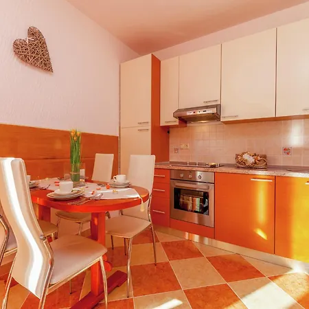 Spacious In With Swimming Pool Apartmán *