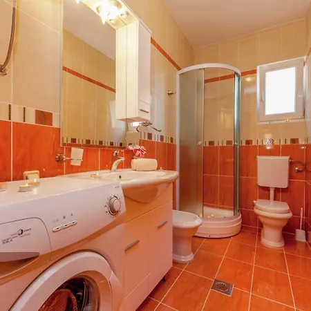 Spacious In With Swimming Pool דירה דראמליי