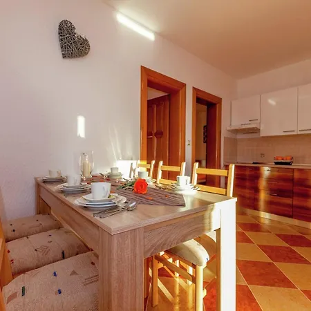 Spacious In With Swimming Pool 公寓 *
