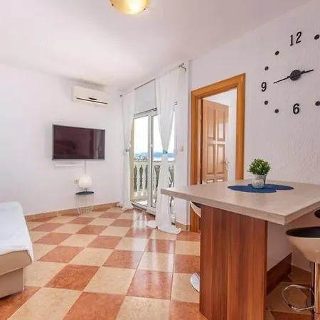 Spacious In With Swimming Pool *