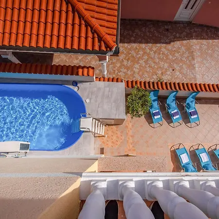 Spacious In With Swimming Pool Apartmán