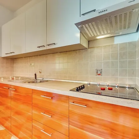 Spacious In With Swimming Pool 公寓 *