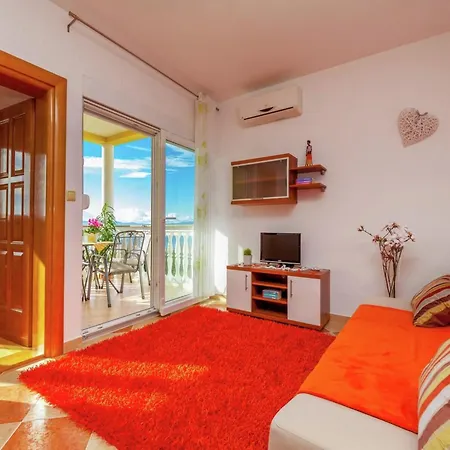 Spacious In With Swimming Pool *