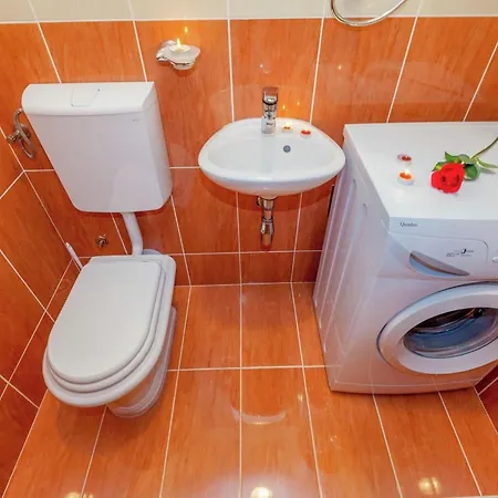Spacious In With Swimming Pool 公寓