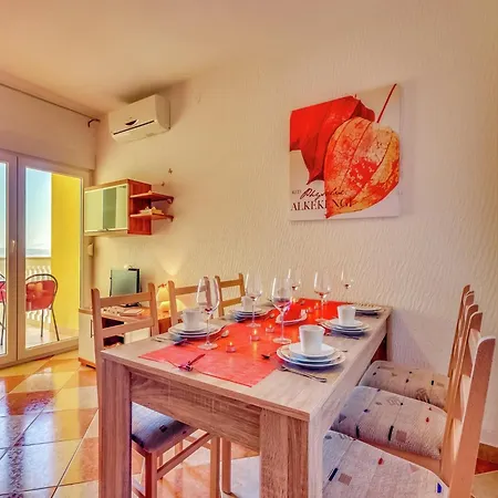 Spacious In With Swimming Pool *