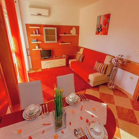 Spacious In With Swimming Pool Apartmán