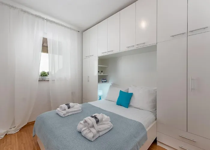 Spacious In With Swimming Pool * Dramalj
