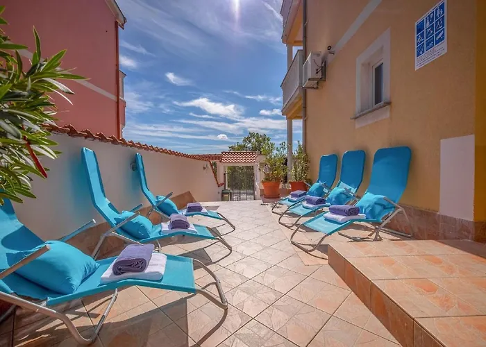 Spacious In With Swimming Pool Apartament *