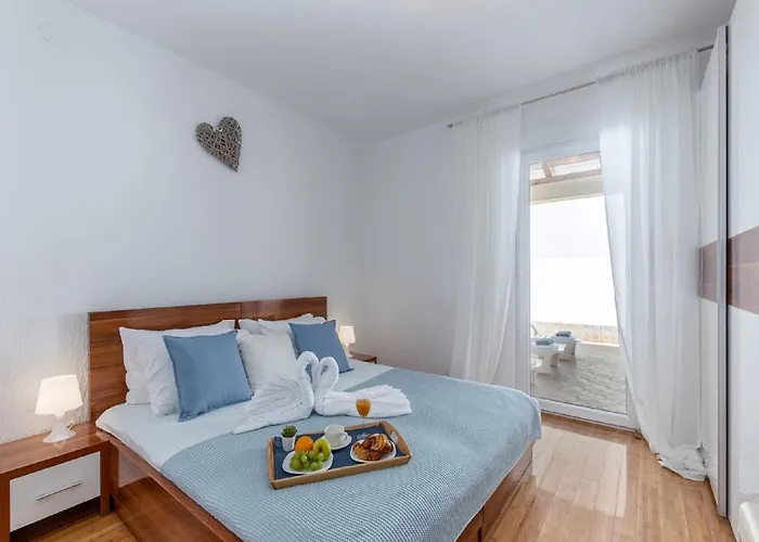 Spacious In With Swimming Pool Apartament Dramalj